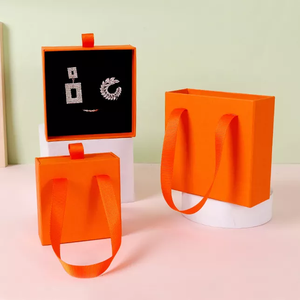 Sac de voyage simple pour collier et boucles d'oreilles carrées avec poignée en satin, logo estampé, insert en éponge et organisateur de bijoux - Product Image 6