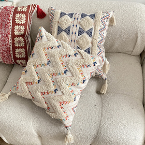 Housse de coussin tuftée style bohème, nouvelle mode, imprimé géométrique coloré, pompons, en coton satiné, pour décoration intérieure - Product Image 4
