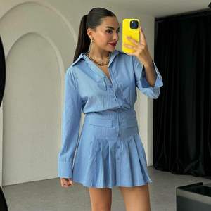 Ensemble 2 pièces personnalisé pour femme 2026 : Haut rayé à manches longues et col à revers, jupe courte plissée en tissu Oxford décontracté - Product Image 1