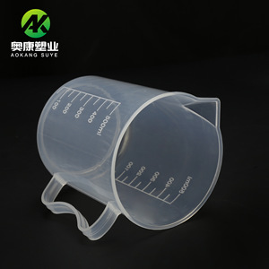 Venta al por mayor de fábrica: Tazas medidoras de plástico de 500 ml con graduaciones, tazas medidoras de laboratorio de PP engrosado con asas. - Product Image 3