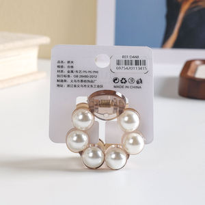 Pinza para el pelo con perlas MUJU D448 de 10 cm, con 5 perlas en racimo, colores surtidos, MOQ bajo, lista para venta minorista, logotipo personalizado, código de barras - Product Image 4