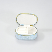 Boîte à bijoux rectangulaire de luxe bleu clair avec broderie corail, emballage carton, design créatif haut de gamme pour coiffeuse