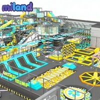 Parc d'attractions intérieur amusant avec toboggans lumineux, défis de puzzle, trampolines circulaires et équitation pour enfants