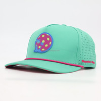 Gorra de Béisbol Personalizada OEM de 5 Paneles con Parche de Goma PVC, Impermeable, con Orificios Cortados con Láser, Gorra de Golf de Poliéster con Cuerda