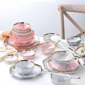 Vaisselle en porcelaine rose et grise <span class=keywords><strong>de</strong></span> <span class=keywords><strong>marbre</strong></span> <span class=keywords><strong>de</strong></span> bords et <span class=keywords><strong>de</strong></span> coins nordiques en gros avec la jante d'or - Product Image 1