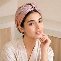 Topi tidur berbahan 100% sutra ini anti kusut, lembut, nyaman, dan ramah di rambut serta kulit Anda.