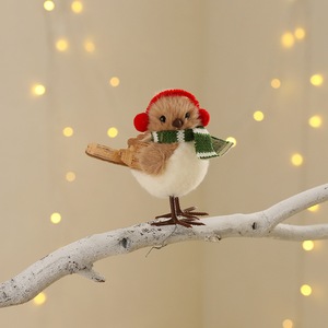 Vente en gros de décorations de Noël 2025, figurines d'oiseaux en peluche mignonnes avec mini-chapeaux et écharpes. - Product Image 3