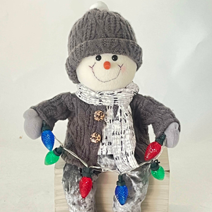 Décoration de Noël Bonhomme de Neige Assis aux Jambes Pendantes avec Guirlandes Lumineuses et Musique, Âge 3+, 3 Piles AAA (Non Incluses) - Product Image 1