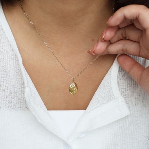 Collier Rose Rétro Exquis Haut de Gamme en Acier Inoxydable avec Pendentif Fleur Simple Plaqué Or 18K pour Enfants - Product Image 3