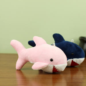 ขายส่งตุ๊กตาฉลามน่ารักนุ่มนิ่มขนาดเล็ก 15 ซม. พวงกุญแจตุ๊กตาห้อยคอ ไส้ใยฝ้าย PP ของเล่นสัตว์ทะเลแบบกำหนดเองได้ เหมาะสำหรับทุกเพศ - Product Image 5