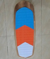 Planche de foil en fibre de verre et carbone pour le saut de départ depuis le quai