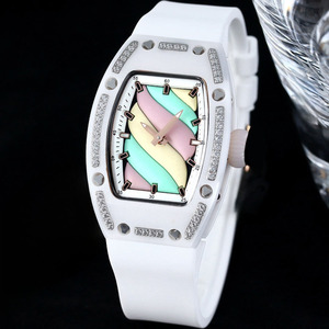 Reloj de Pulsera con Bisel de Diamantes de Cerámica en Forma de Barril, Esfera Macaron, Cristal de Zafiro y Correa de Goma Blanca para una Elegancia Diaria - Product Image 1