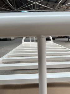 <span class=keywords><strong>Lit</strong></span> <span class=keywords><strong>en</strong></span> acier renforcé <span class=keywords><strong>de</strong></span> taille standard avec barre supérieure incurvée durable et pieds coniques <span class=keywords><strong>en</strong></span> forme <span class=keywords><strong>de</strong></span> flèche pour dortoir ou hôtel à séjour prolongé - Product Image 3