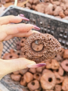 Decoratieve getrommelde basalt lavasteen, grote buitenrots voor tuinrotsen, op maat gesneden - Product Image 3