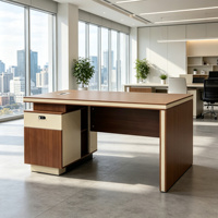 Bureau d'ordinateur en bois avec armoire latérale verrouillable et passe-câbles, poste de travail compact en noyer crème pour le personnel de bureau à domicile