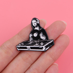 Badge en émail créatif et amusant <span class=keywords><strong>DJ</strong></span> Mona Lisa, motif de la célèbre peinture de la Dame, avec platine vinyle et mélangeur - Product Image 3