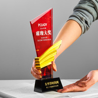 Trophée de récompense en résine de luxe avec logo et texte personnalisés pour les employés d'excellence lors de la cérémonie annuelle