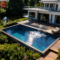 Petite piscine conteneur carrée préfabriquée avec bords infinissables et structure transparente, utilisable comme maison préfabriquée ou espace de rangement