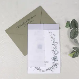 Tarjeta de invitación de boda con cubierta de vitela de diseño personalizado elegante 2024 con RSVP y sobre verde salvia