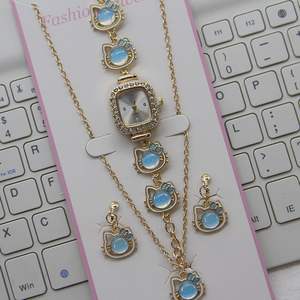 <span class=keywords><strong>ชุด</strong></span>เครื่องประดับนาฬิกาข้อมือแฟชั่นสำหรับ<span class=keywords><strong>ผู้หญิง</strong></span> ดีไซน์ลูกแมวน่ารัก ประดับคริสตัล นาฬิกาควอตซ์แบบสบา<span class=keywords><strong>ย</strong></span>ๆ พร้อมต่างหูและสร้อ<span class=keywords><strong>ย</strong></span>คอ รุ่น CD229 - Product Image 2