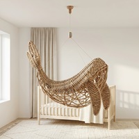 Décoration murale artisanale en rotin tressé en forme de baleine pour chambre d'enfant, style intérieur naturel fait main