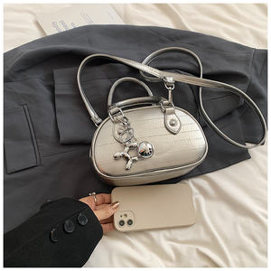 Borsa da Bowling Retrò Portatile da Donna, Semplice ed Elegante, Casual e Versatile, Borsa a Tracolla alla Moda con Ciondolo - Product Image 3