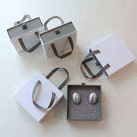 Sac cadeau en papier noir mat avec estampe dorée personnalisée, emballage cadeau de luxe, petits sacs en papier, boîte avec votre propre logo