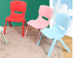 Vente en gros chaise de jardin empilable monobloc légère en plastique coloré pour extérieur
