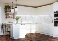 Cuisine équipée sur mesure de luxe en blanc de Vermont avec four intégré, réfrigérateur et tiroirs à fermeture douce pour hôtel haut de gamme