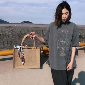 Sac fourre-tout brodé personnalisé en chanvre biologique ou en jute avec logo sérigraphié - Product Image 2