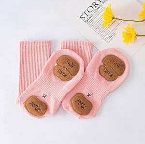 Jingwen بيع بالجملة مخصصة اليوغا والرقص المهنية منتصف الساق ثلاث قطع الباليه عدم الانزلاق الجوارب التدريب - Product Image 6