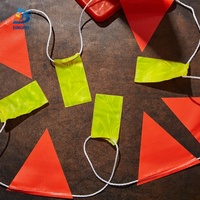 Triangle en PVC orange personnalisé Drapeau d'avertissement de sécurité avec étiquettes réfléchissantes Corde à usage intensif