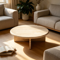 Table basse en travertin naturel à bandes, base semi-enveloppante, construction en pierre massive, meuble d'appoint pour salon de villa