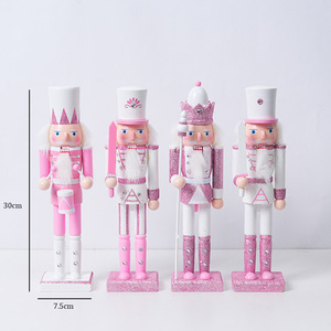 Noël <span class=keywords><strong>Casse</strong></span>-<span class=keywords><strong>Noisette</strong></span> Marionnettes Soldats En Bois Rose Scène De Noël Décoration Artisanat À La Main Fêtes À Thème Sérigraphie - Product Image 5