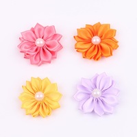 Fait à la main 16 pétales Satin fleur 4CM petit tissu perle soie ruban Floral pour vêtements accessoires pour couvre-chef