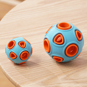 Pelota de juguete para masticar de goma de doble capa indestructible personalizada, tratamiento de mordida interactivo ligero ecológico para perros - Product Image 6