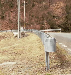 Barrera de acero con recubrimiento en polvo para protección de seguridad vial en exteriores. - Product Image 3