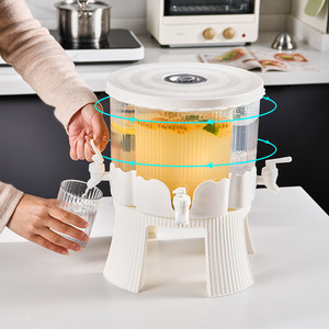 <span class=keywords><strong>Seau</strong></span> à boissons rotatif en plastique à quatre compartiments avec tasses Pichet à <span class=keywords><strong>eau</strong></span> froide de grande capacité avec distributeur de jus de robinet pour la fête - Product Image 2