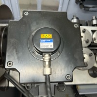 Machine à former les fils pour la fabrication d'hameçons de pêche avec moteur et roulement, essentielle pour une production efficace d'hameçons.