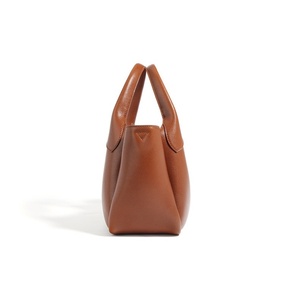 Una borsa in pelle semplice e di nicchia tenuta in mano da donna con un Design grande ed elegante è una borsa A tracolla a spalla singola e sotto le ascelle - Product Image 5