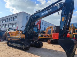 Excavadora de cadenas Hyundai 220LC de segunda mano en buen estado, unidad robusta para trabajos de subterráneas en autopistas y movimiento de tierras a gran escala - Product Image 2