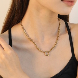 Collar de Joyería Grueso Personalizable al por Mayor de Acero Inoxidable con Baño de Oro de 18K, Cadena Tipo Paperclip y Colgante con Cierre de Resorte - Product Image 2