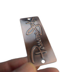 Plaque d'étiquette en métal avec logo Plaque d'étiquettes de meubles en métal doré personnalisé Étiquette en métal avec logo de couture avec trous - Product Image 6