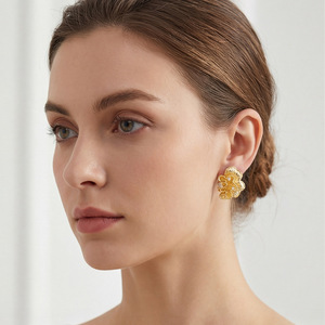 Boucles d'oreilles en diamant, or 18 carats, design pétale, pour un usage quotidien - Product Image 2
