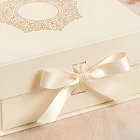 Boîte cadeau en papier rouge avec ruban, imprimé floral, boîte d'emballage carrée pour cadeau de fête