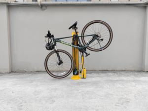 Station de Réparation Vélo KVS 2025 Améliorée FIXIT pour Extérieur, avec <span class=keywords><strong>Pompe</strong></span> à Vélo <span class=keywords><strong>Publique</strong></span>, Établi et Outils Manomètre - Product Image 1