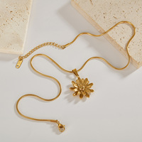 Usine directe femmes Double couche marguerite collier plaqué or fleur conception tout match Imitation perle bijoux en acier inoxydable