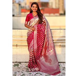 Revele Royal Charm In Magenta Banarasi Sari de seda suave acentuado con tejido artístico 3D Zari perfecto para celebraciones - Product Image 6