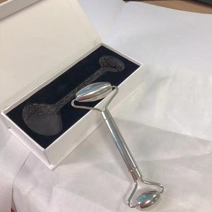 Masajeador de enfriamiento facial de metal para belleza y spa con logotipo personalizado, rodillo de masaje de Color plateado, masajeador facial de acero inoxidable de doble cara - Product Image 5
