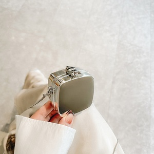 Vente en gros Petit sac à bandoulière en acrylique avec chaîne <span class=keywords><strong>Portefeuille</strong></span> de couleur dorée de forme carrée pour femmes, dames et filles - Product Image 2